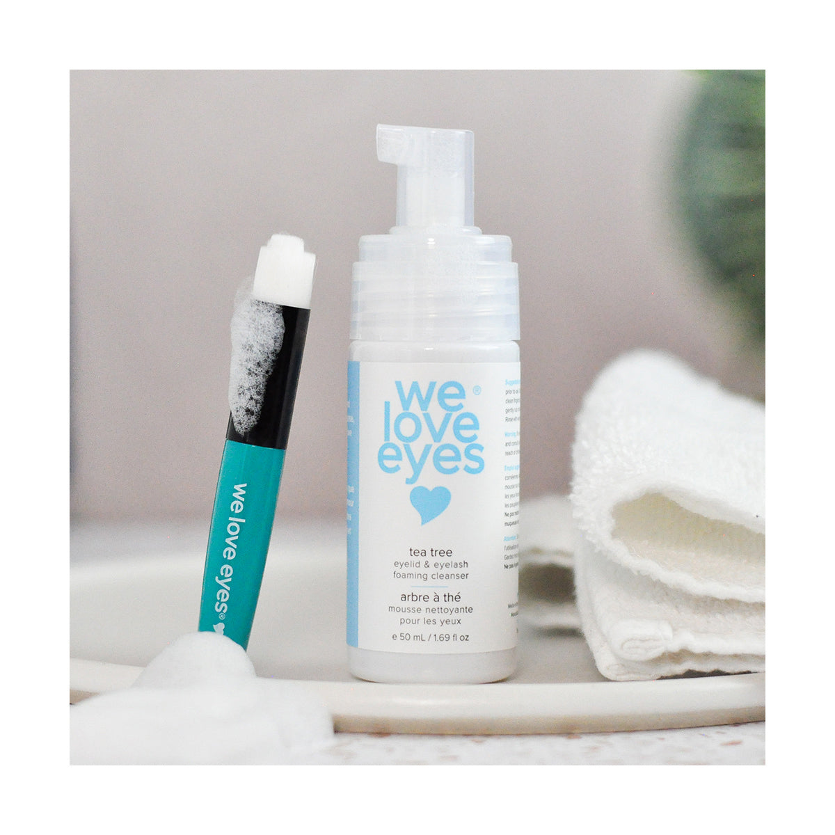 We Love Eyes -Eyelid Margin Cleansing Brush - Use with eyelid products